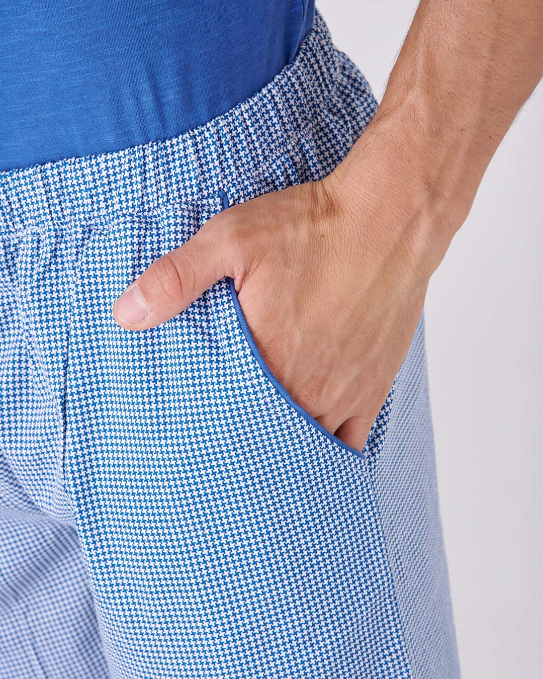 Dettaglio tasca pantalone del pigiama blu a manica e gamba corta calibrato da uomo