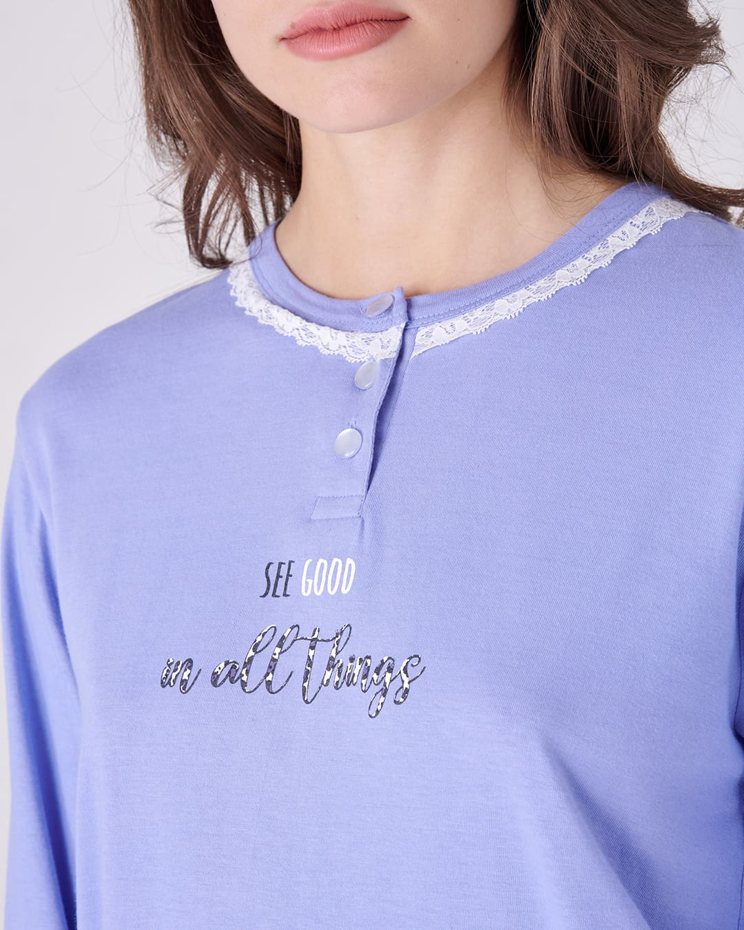 Dettaglio scritta "see god in all things" sulla maglia del pigiama lungo da donna "SEE GOOD"