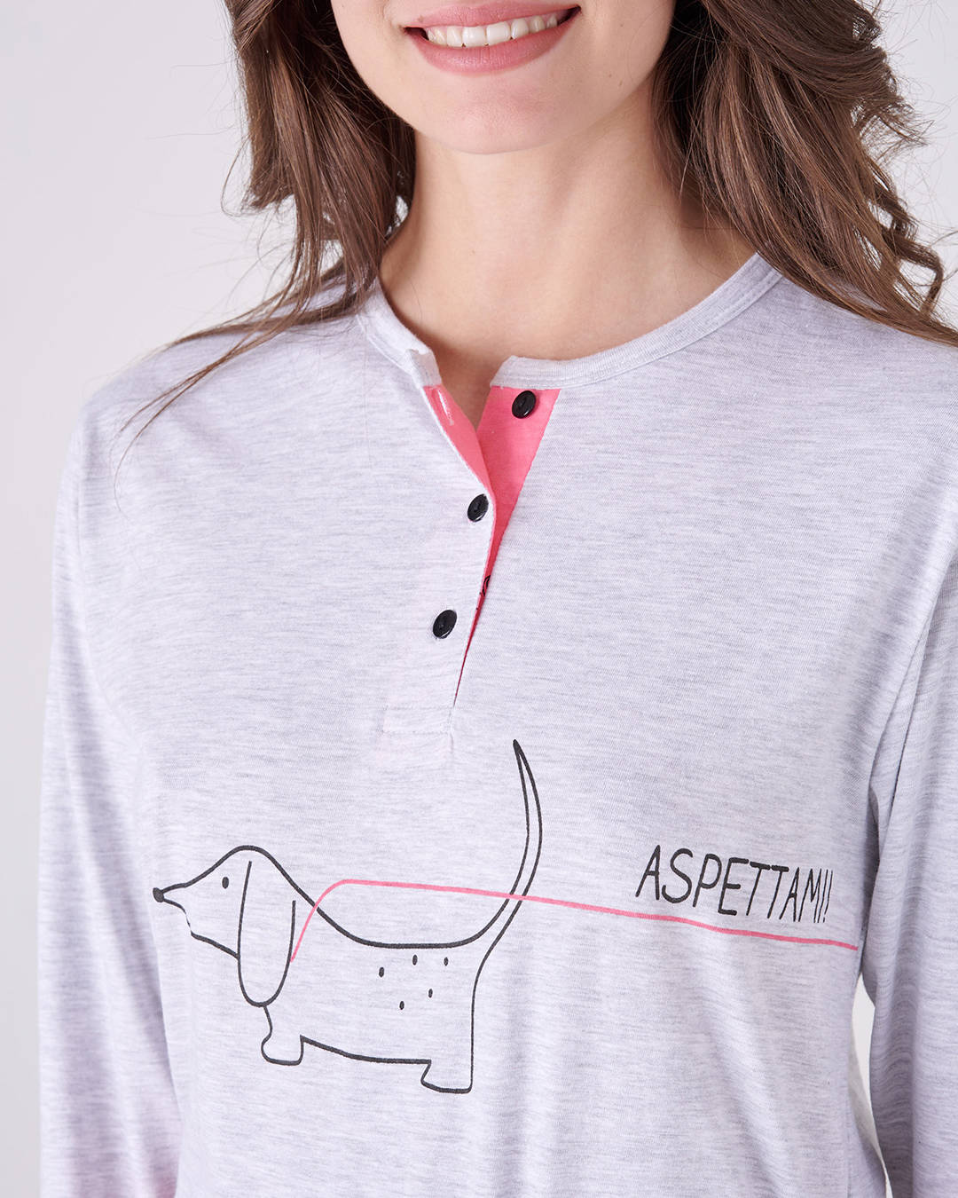 Dettaglio disegno cagnolino e frase "ASPETTAMI" sulla maglia del pigiama lungo da donna