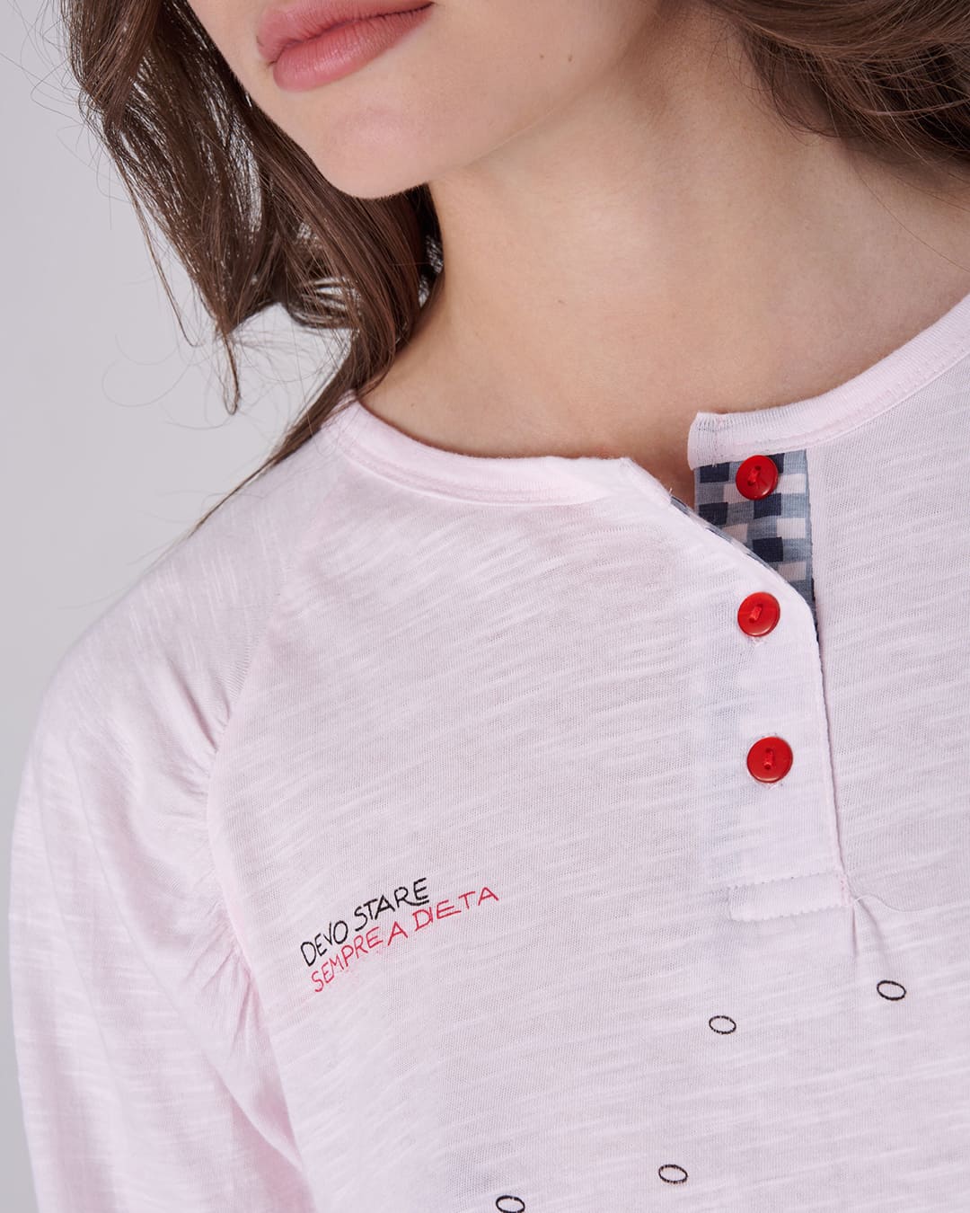 Dettaglio colletto e scritta "devo stare sempre a dieta" sulla maglietta del pigiama lungo da donna "DIETA"