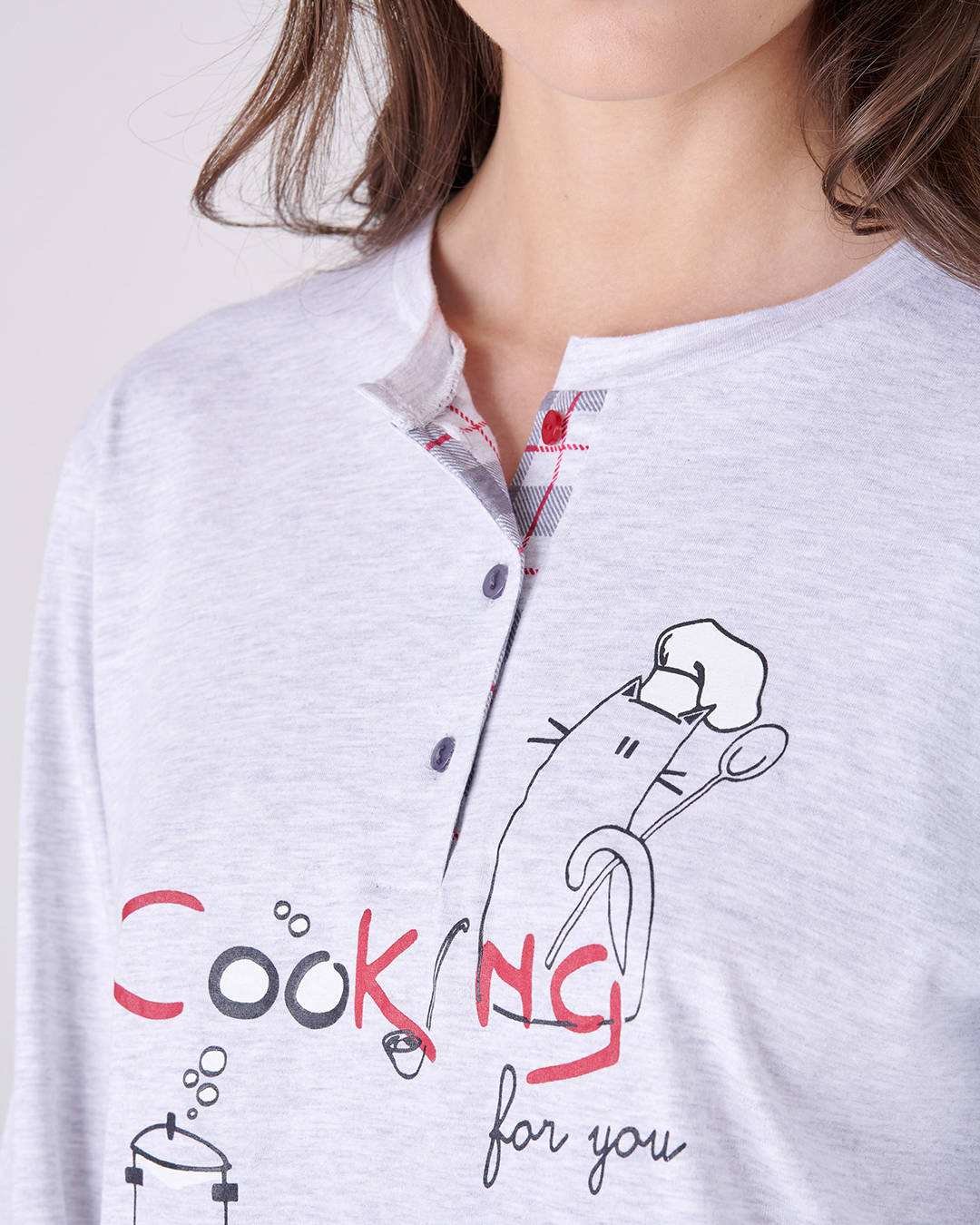 Dettaglio disegno sulla maglietta del pigiama lungo da donna "COOK"