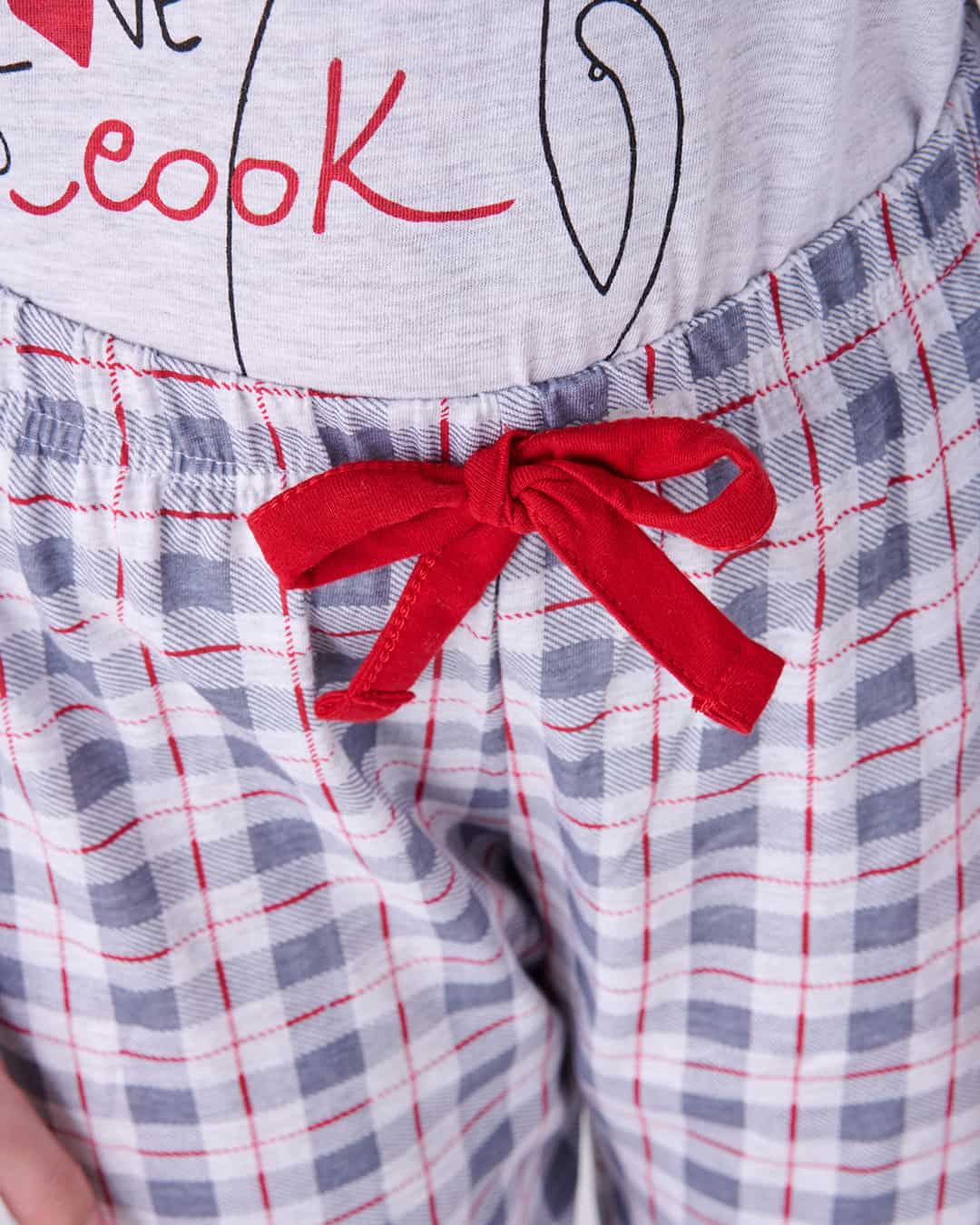 Dettaglio fiocco sul pantalone del pigiama lungo da bimba "COOK"