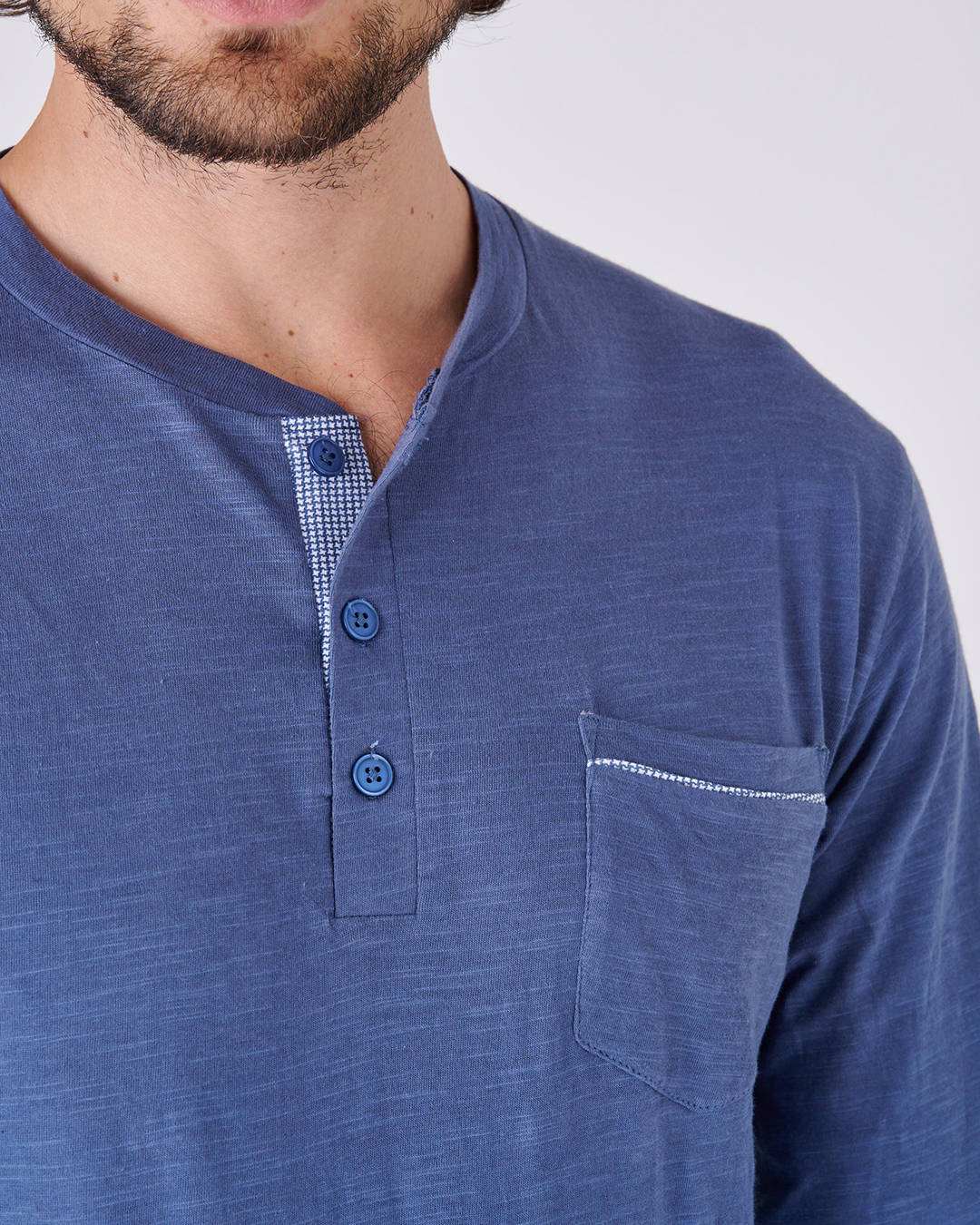 Dettaglio colletto del pigiama lungo blu da uomo calibrato