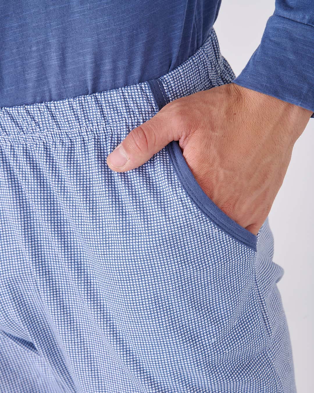Dettaglio pantalone del pigiama lungo blu da uomo calibrato