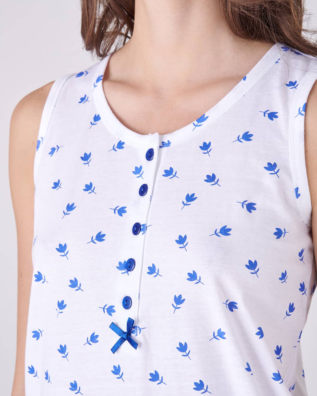Dettaglio della canotta del pigiama con pinocchietto da donna a fiori blu