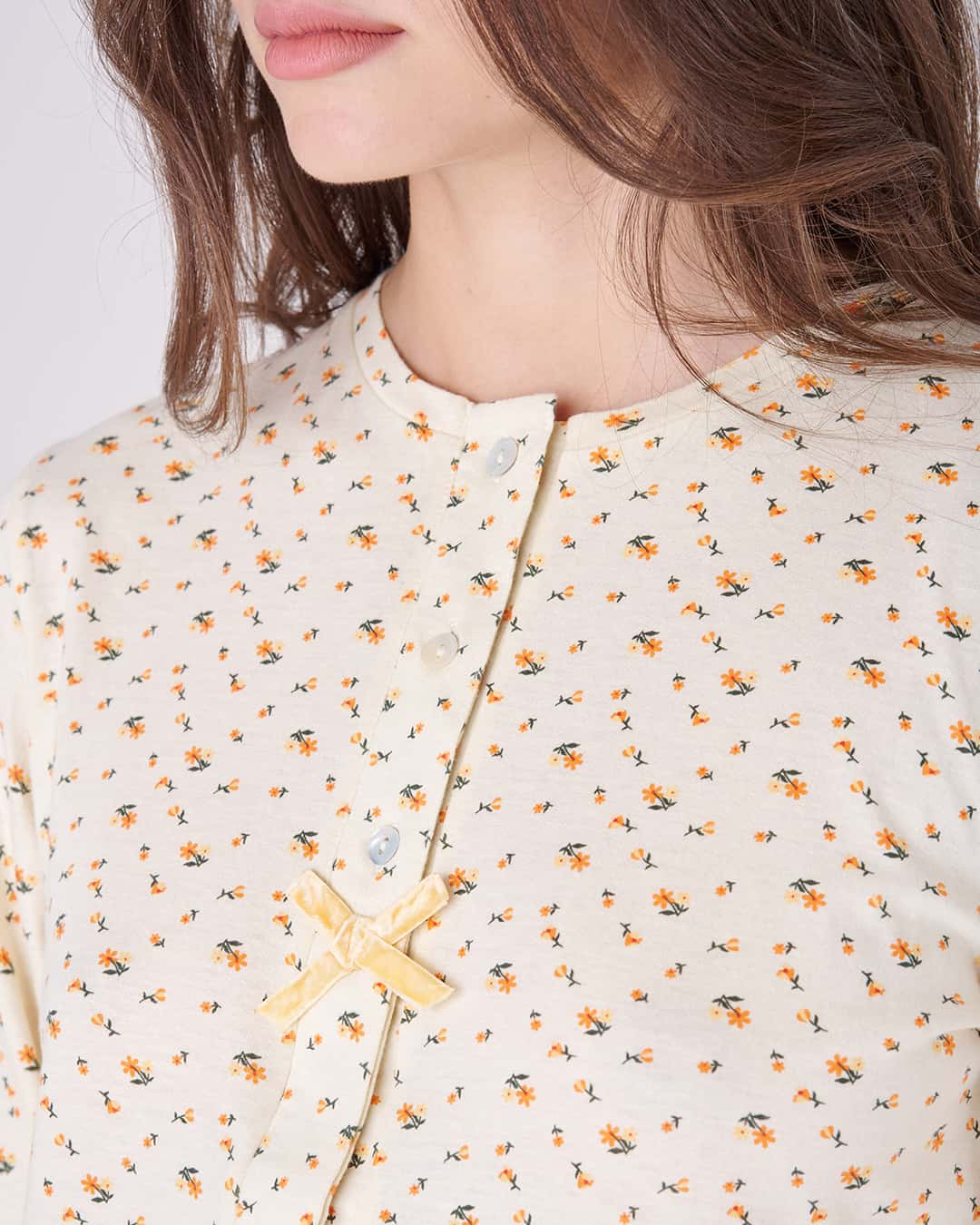 Dettaglio bottoni della maglietta del pigiama lungo da donna con fiorellini e fiocco