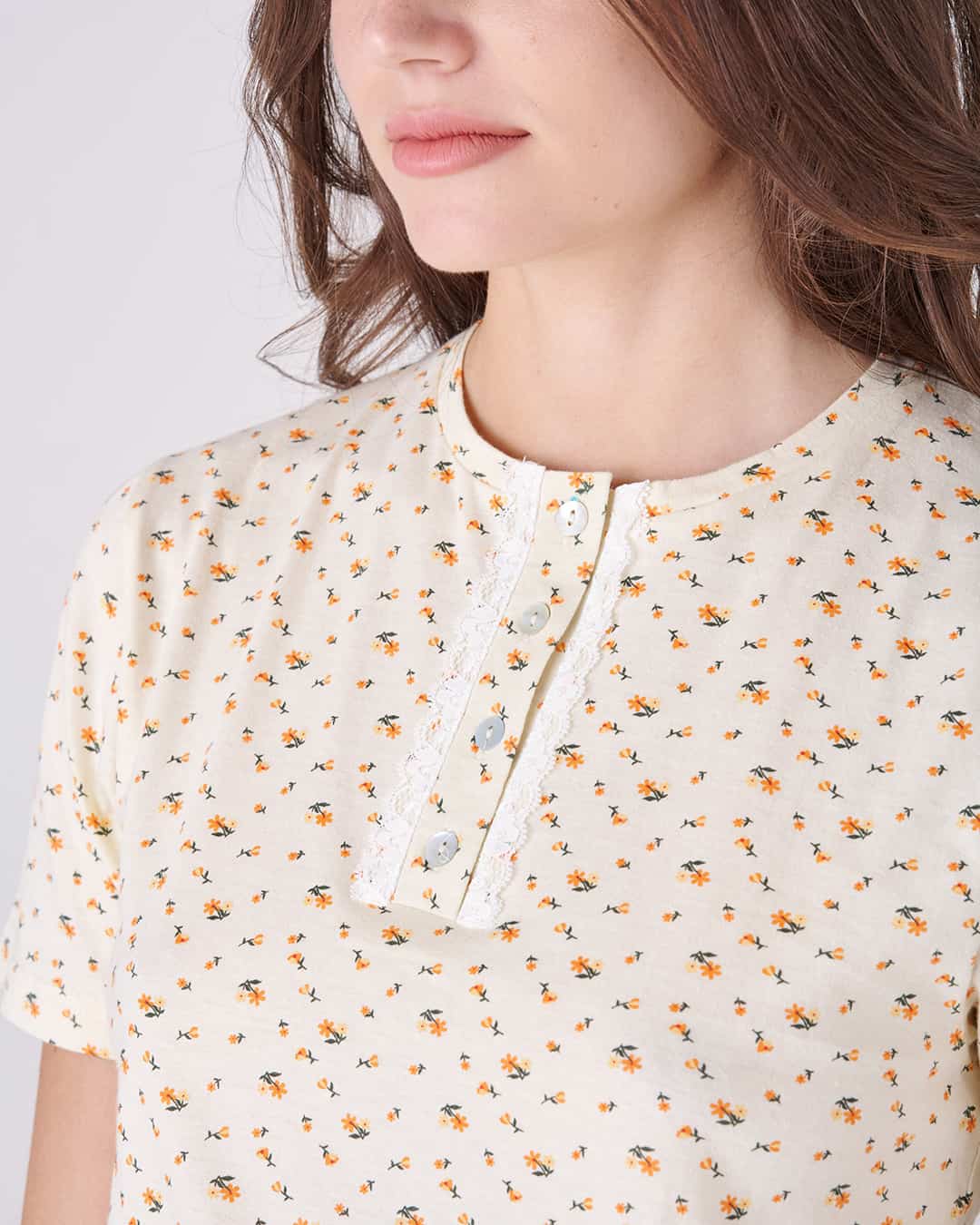 Dettaglio maglietta del pigiama con pinocchietto da donna a fiorellini
