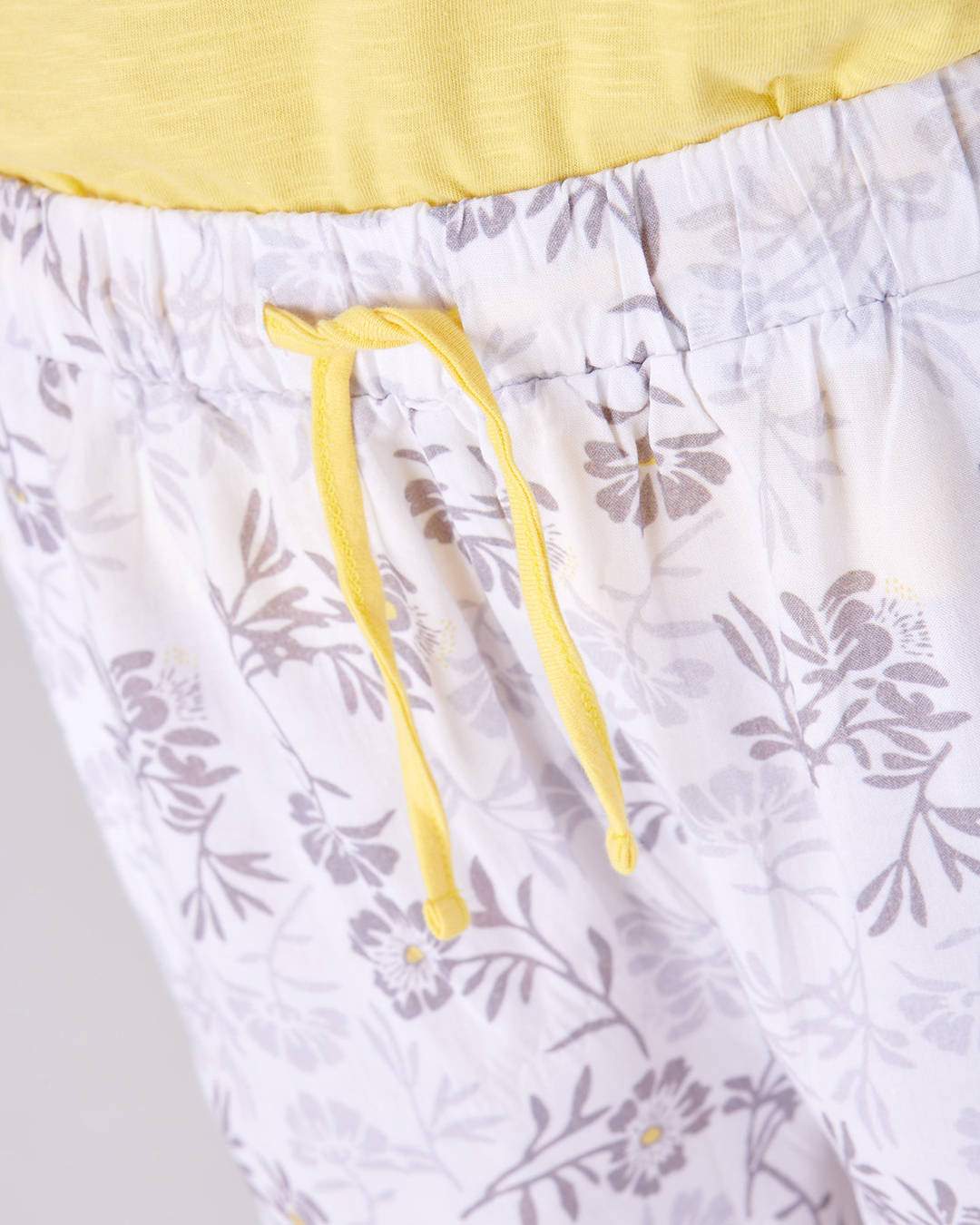 Dettaglio pantalone del pigiama a manica e gamba corta da donna floreale