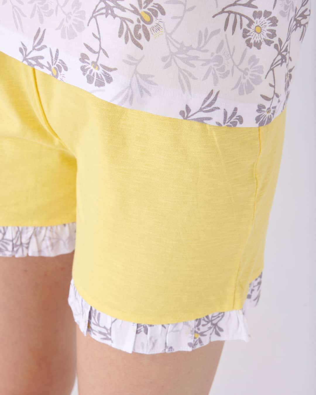 Dettaglio pantaloncino del pigiama a giromanica floreale