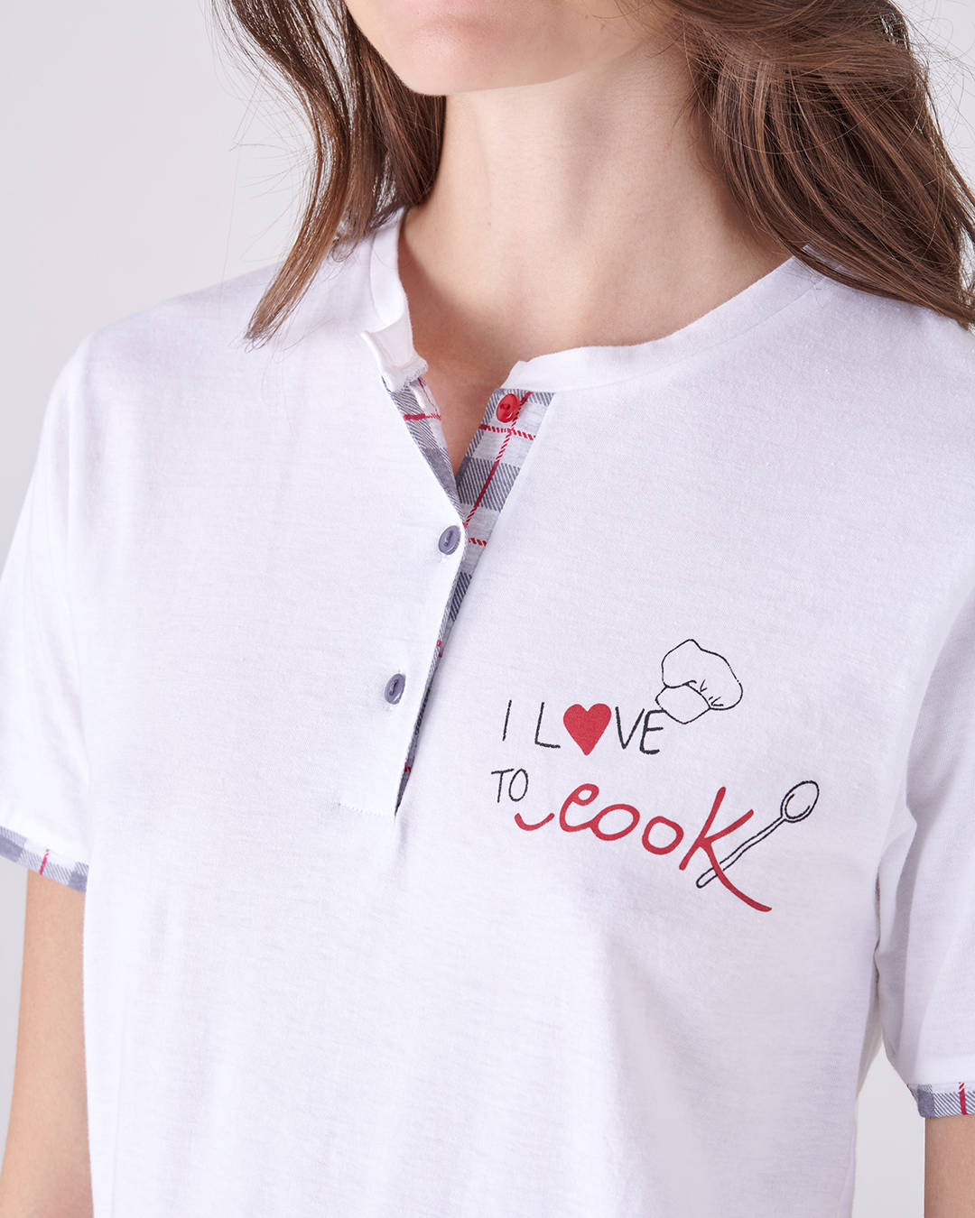 Dettaglio della scritta sulla maglia del pigiama a maniche e gamba corta da donna "Cook"