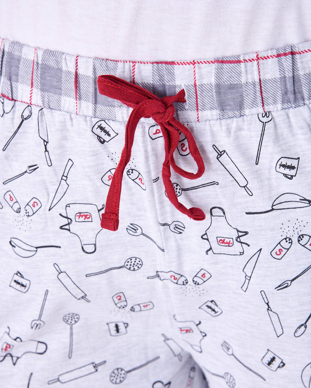 Dettaglio dei disegni sul pantaloncino del pigiama a maniche e gamba corta da donna "Cook"