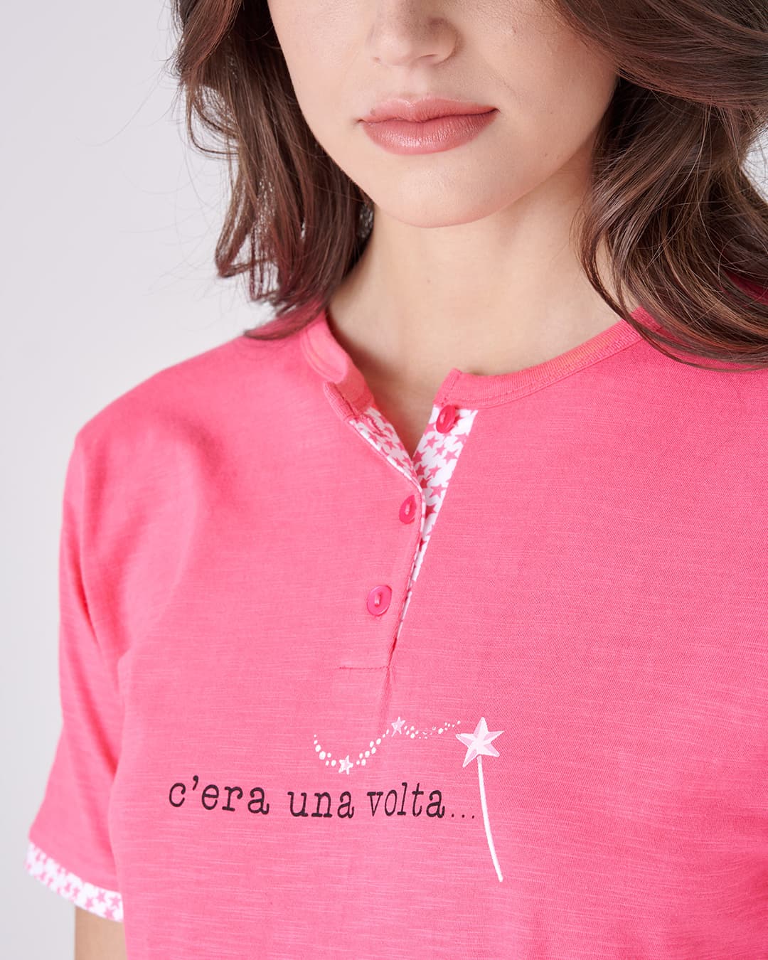 Dettaglio maglietta del pigiama corto da donna "C'ERA UNA VOLTA"