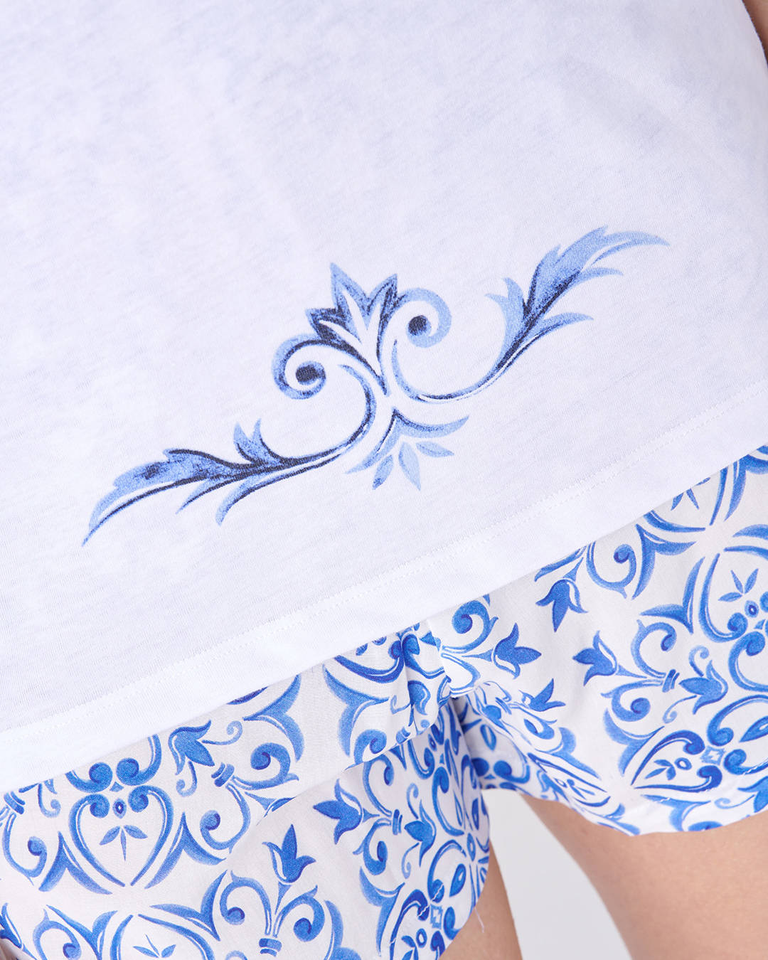 Dettaglio disegno sulla maglietta del pigiama a manica corta da donna fantasia maioliche