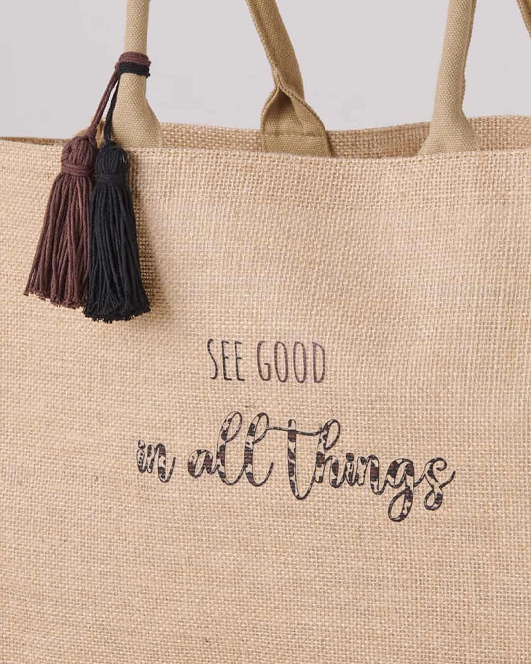 Dettaglio borsa da mare con scritta "See Good in all things"